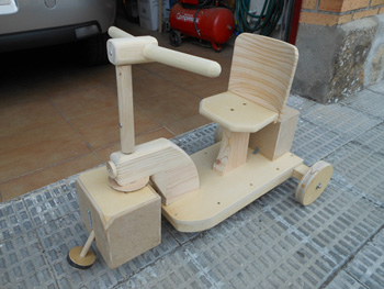 TRICICLO CASERO DE MADERA CON MO